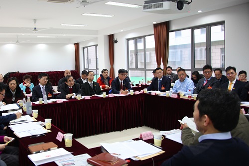 区政协十四届一次会议分组讨论
